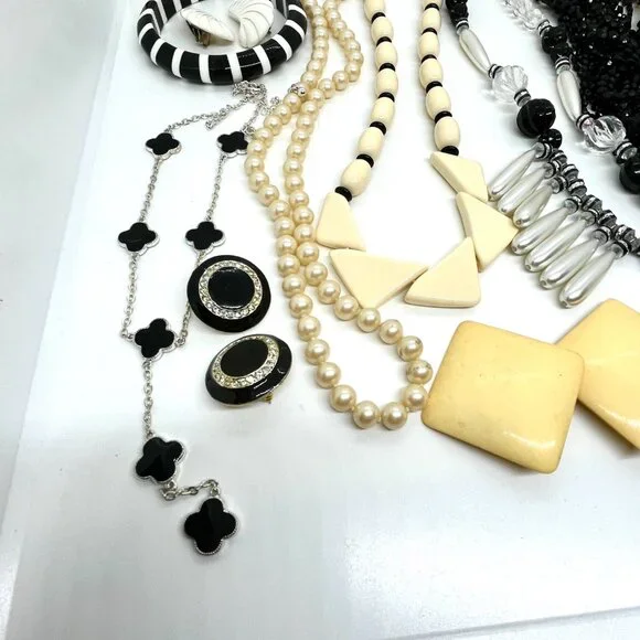 VINTAGE MODERN JEWELRY LOT BLACK WHITE NECKLACES EARRINGS BANGLE CURATED - Picture 11 of 13